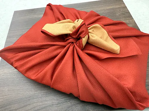 河岸の市ふかくらの風呂敷包装